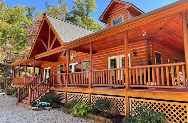 Sweet Serendipity Cabin 2 BR/2 BA near Fontana Lake