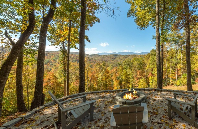 Swiss Pine Lodge, Hot tub+Fire-Pit, Grill, Mtn View, Game Room, Scenic Vistas!