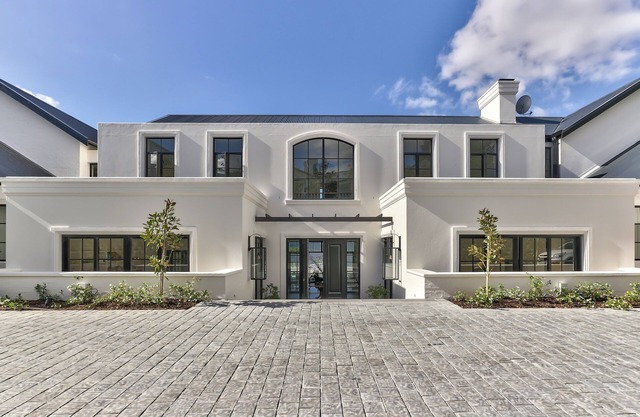 Symphony of Light - A stately residence in the heart of Bishopscourt