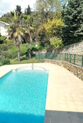 T2 clim piscine tout équipé au calme