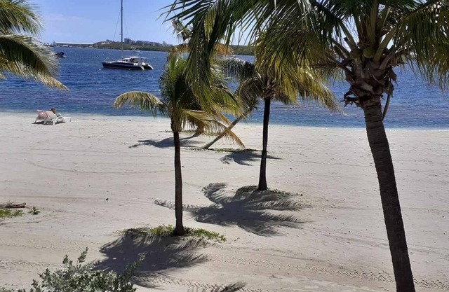 T2 for rent with view of Nettlé bay