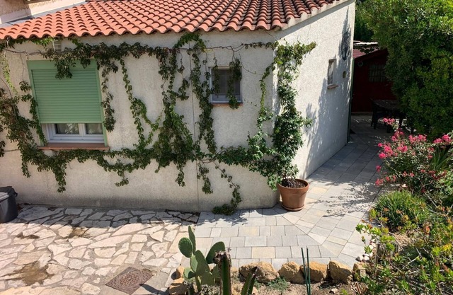 T2 house "le Cabanon Joli" ideal for business trips or holidays