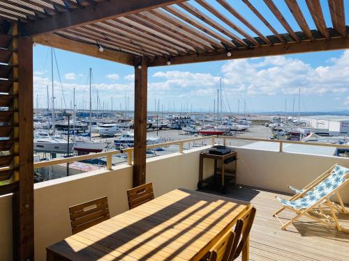 T3 with large roof-top terrace, harbor view