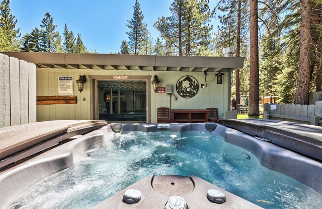 Piscina, 3 habitaciones, 2 baños, bañera de hidromasaje, en el río, barbacoa para niños y perros, patio, terraza trasera,