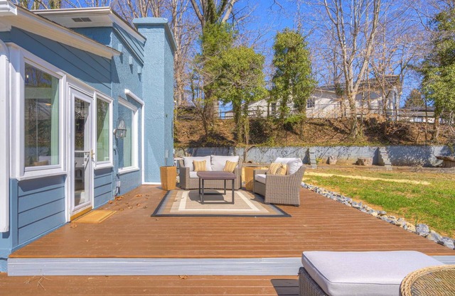 Tall Oak: a beautiful lakefront retreat on Claytor Lake in Virginia's New River Valley