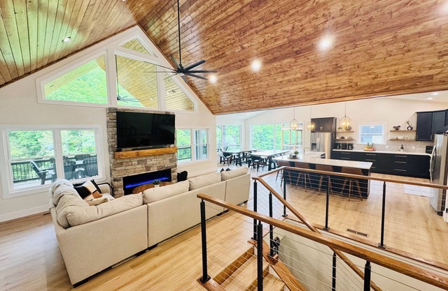 Tan Lines & Good Times-Brand new 6 bed/ 8 bath-Water Front,Private Dock, Hot tub