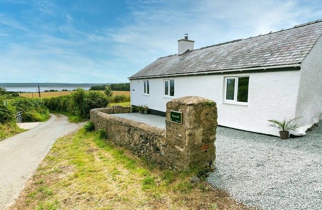 Tan Yr Allt - a sea view that sleeps 4 guests in 2 bedrooms