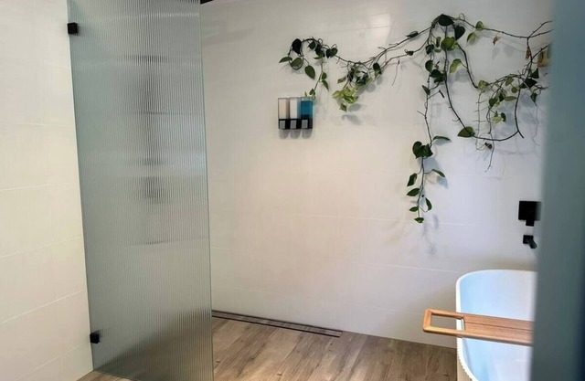 Tasmans Hideaway - Stunning villa close to Beach