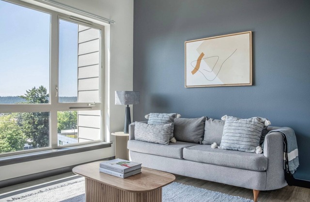 Tasteful Bellevue Jr 1BR w/ Firepits & Games, nr Dining, by Blueground