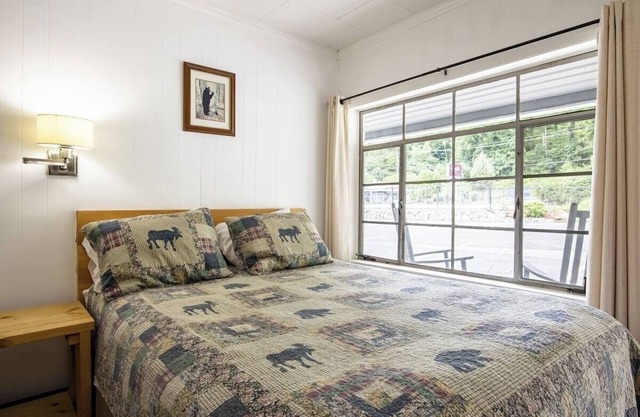 Tasteful Room w/River Access, Picnic Area & Peaceful Smoky Mountain Setting