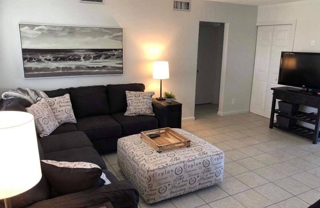 Decorado con gusto Waterfront Condo! A pie de playa, tiendas, restaurantes y más!