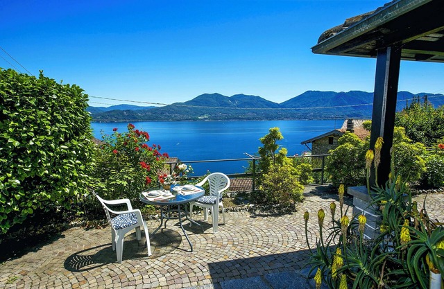 Apartamento de 2 habitaciones amueblado con buen gusto con terraza y pérgola de kiwi