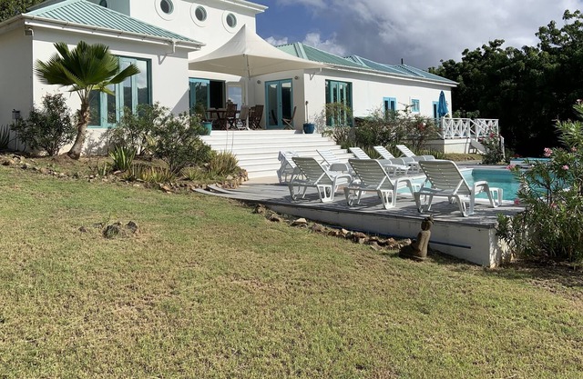 "Diez a tres" es una villa de 4 dormitorios, 4 baños con piscina, cerca de Pigeon Beach en inglés Hbr