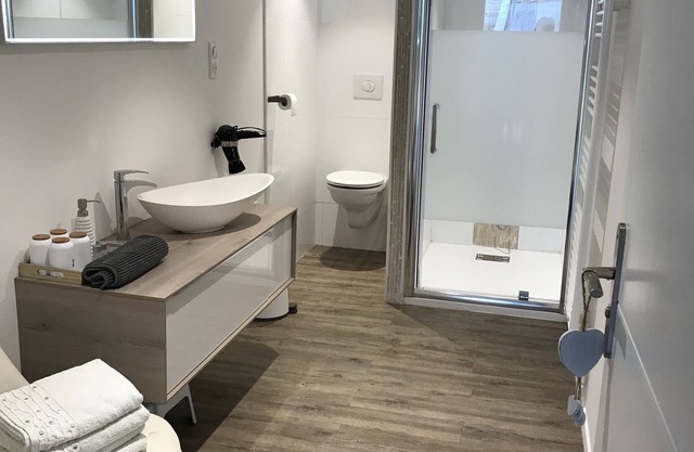 Apartamento con terraza cerca de la exuberante vegetación de secoyas cerca de Nantes