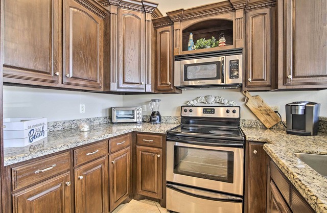 Texas Condo w/ Outdoor Pools - Walk to Beach!