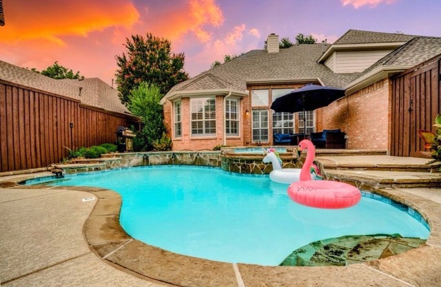 Texas-Style Poolside Getaway: 4BDR Oasis for 8