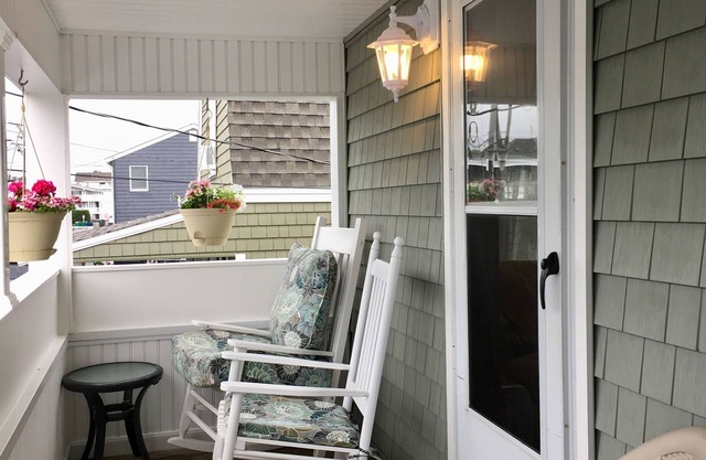 The "Aimee" - Cute Cottage In The Desirable Island Section! Dog Friendly!