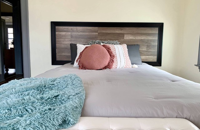 The Aquarium Chateau - With Private Yard & Parking, Near Falls, Casino by Niagara Hospitality