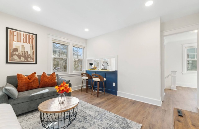 The Bar Loft - Second Floor Suite. Close proximity to NYC and MetLife Stadium.