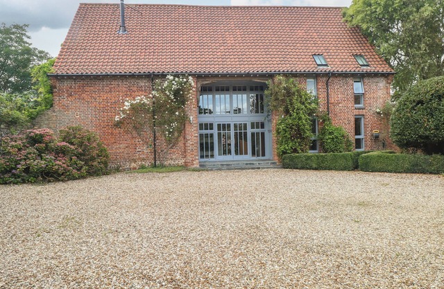 THE BARN, pet friendly, with pool in Hoveton & Wroxham
