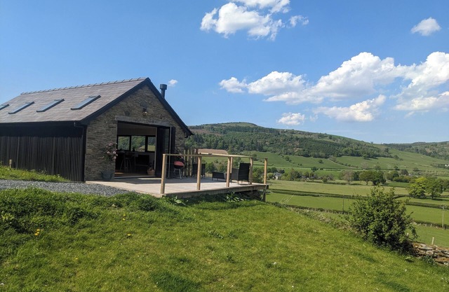 The Barn @ Tyn y Ffridd , great views, WiFi, log burner