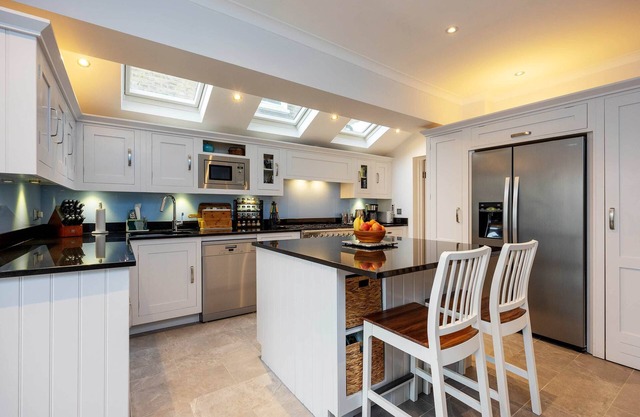 The Barnes Family Haven, by Veeve