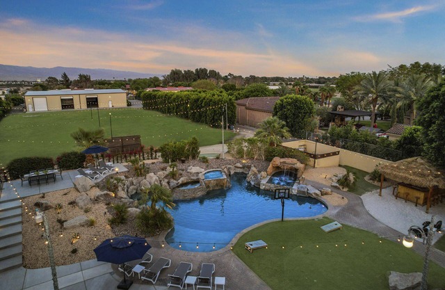 The Bentley Estate: Karaoke, Grotto, Sauna, Putting Green, BBQ!