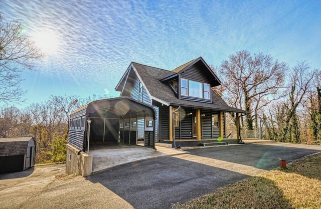 This cabin is a 3 bedroom(s), 3 bathrooms, located in Fredericksburg, VA.