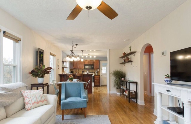 El bungalow azul en el centro de Weaverville