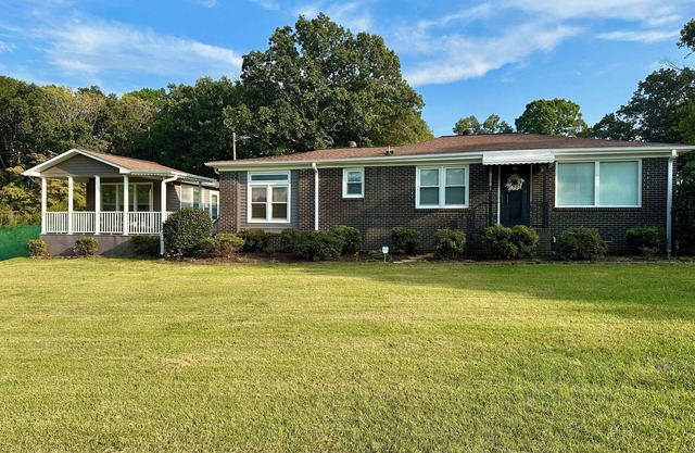 The Blue Ridge Bungalow - 15 min from Greer