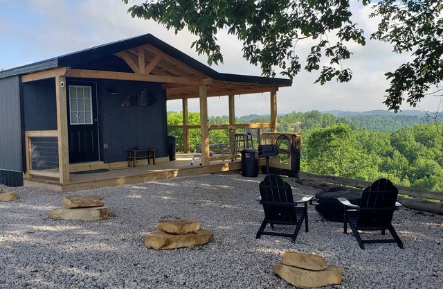 The Bluff on Amos with Amazing views and Hot Tub