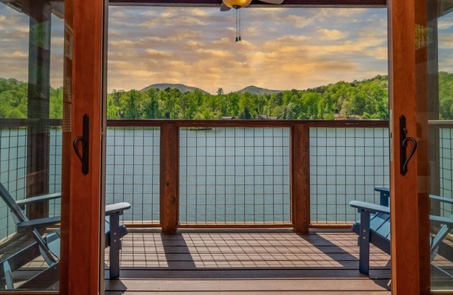 The Boathouse: An adorable studio, with a kayak, right on Lake Lanier!