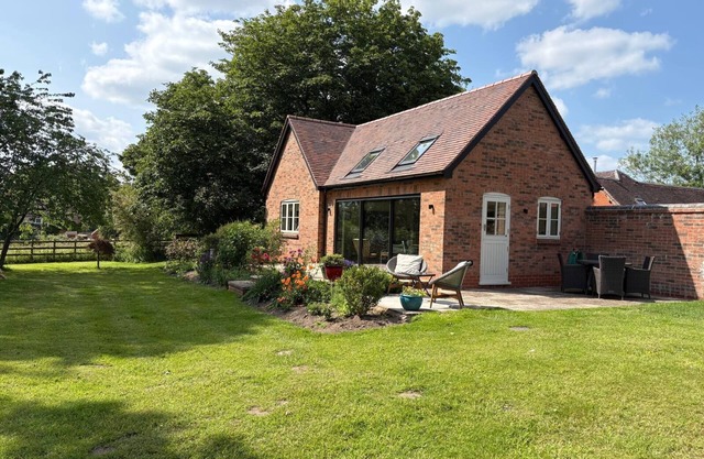 The Bower, Warwickshire, a stylish inviting 2 bedroom cottage set within 5 acres