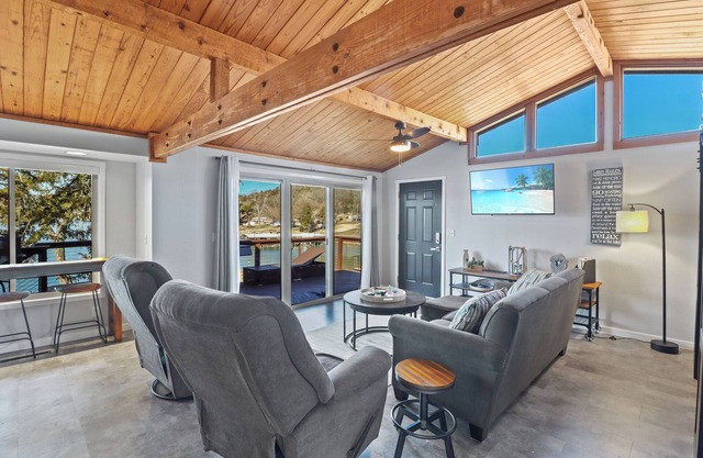 The Briarcliff Retreat| Lake Front | Pet Friendly