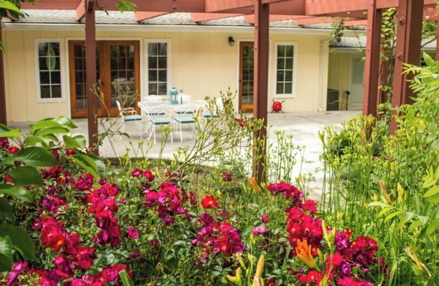"The Bridge House" Relax & Recharge in a Spacious 5-Bedroom House: Pool, Wifi