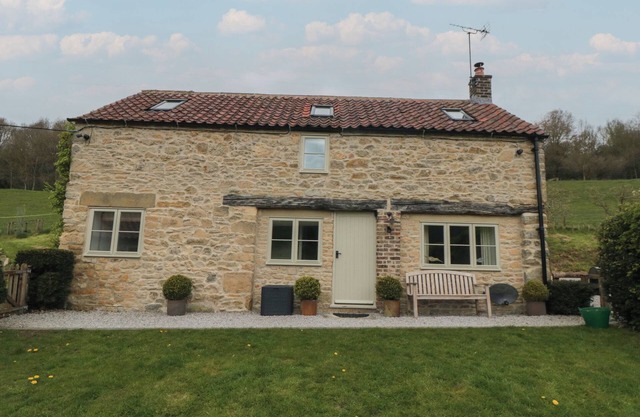 THE BURROWS, romantic, with open fire in Ampleforth