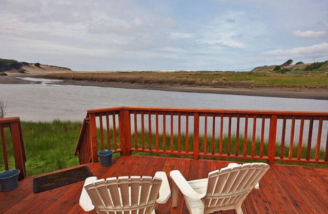The Cabin - Cozy Salmon Creek beach cottage, big deck, great views.