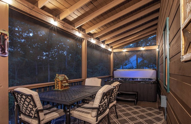 New To Vrbo! The Cabin Kingdom | Hot tub | Zero Gravity Massage Chair | Fire Pit