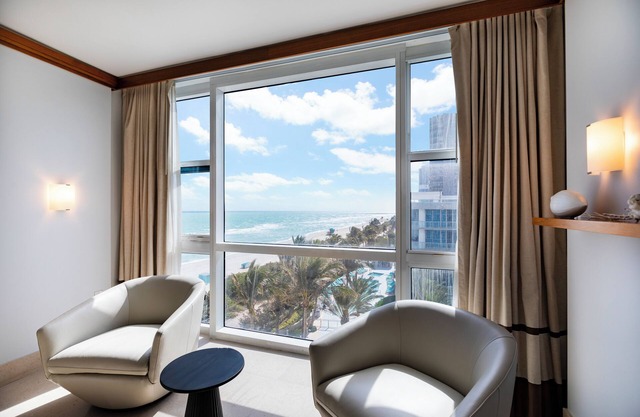 El Hotel Carillon un dormitorio con dos camas tamaño queen, gran océano y de la playa Vista