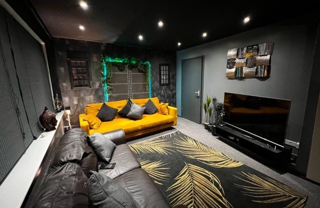 The Cave House Canterbury with Hot Tub and Parking