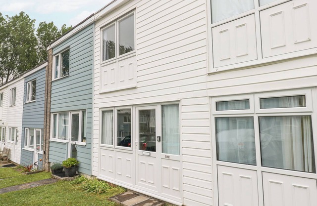 THE CHALET, family friendly, country holiday cottage in Lamphey