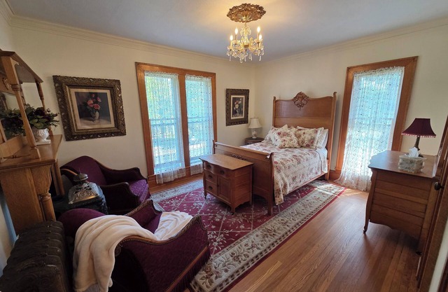 The Chandelier Bed & Breakfast "Rose Room"