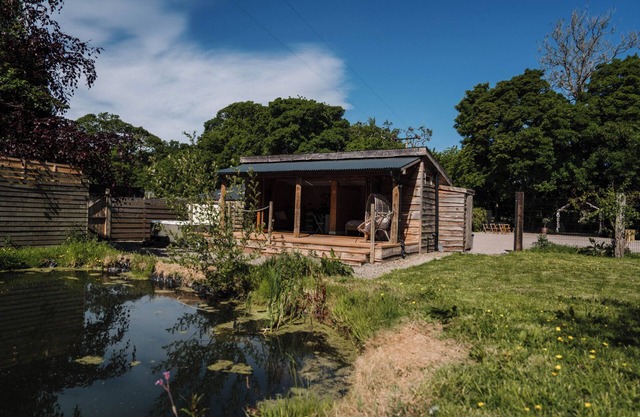 THE CHARD, romantic, with hot tub in Longtown