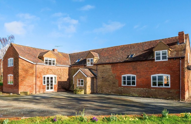 THE CHESTNUTS, pet friendly, with hot tub in Tenbury Wells