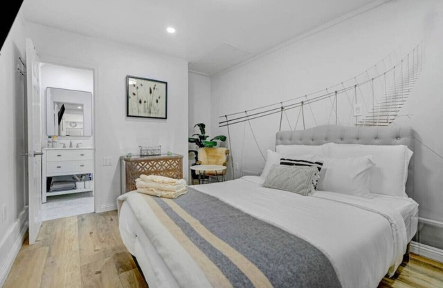 The Cityscape Alley Nook