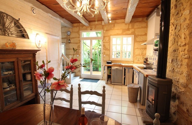 GITE renovado encanto del sol Wifi internet + patio cerca de CHATEAUX y pueblos MEDIEVALES