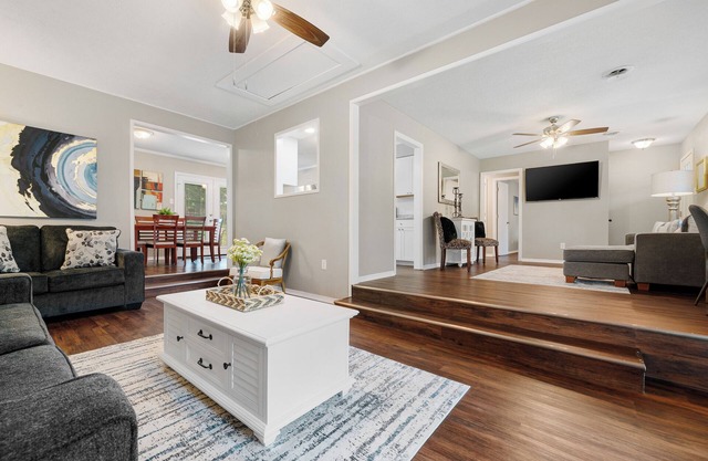 The Coach House-Cozy 3BR in Town