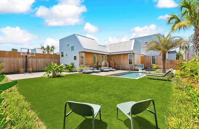 The Alligatrois | Private 12BR Hotel - Pool, Spa