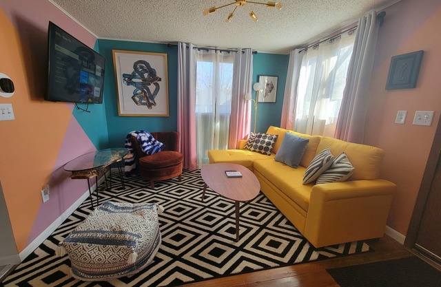 The Color House / 2 Bed, 2 Ba, 1 mi to Mayo Clinic, No Stairs to Entry