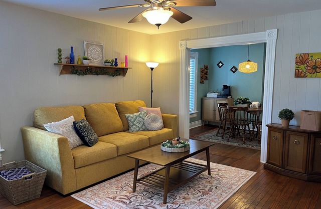 The Colorful Cottage- Historic Gem Near Downtown